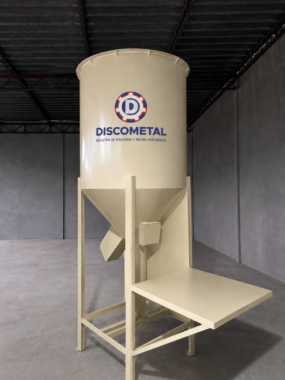 Misturador de Ração Vertical  1000kg DISCOMETAL 