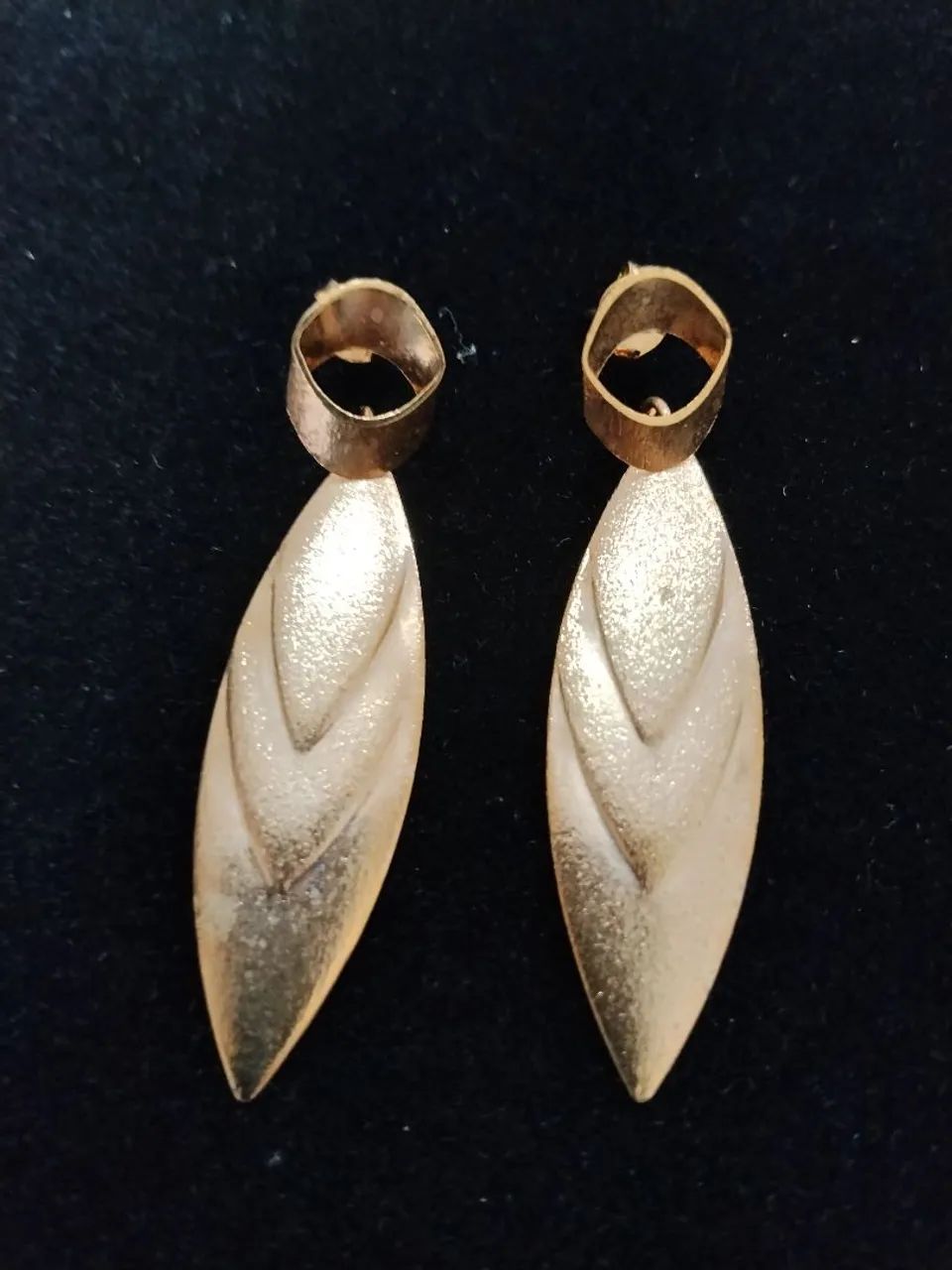 Brinco Folha Fosca e Trabalhada Foleado a Ouro