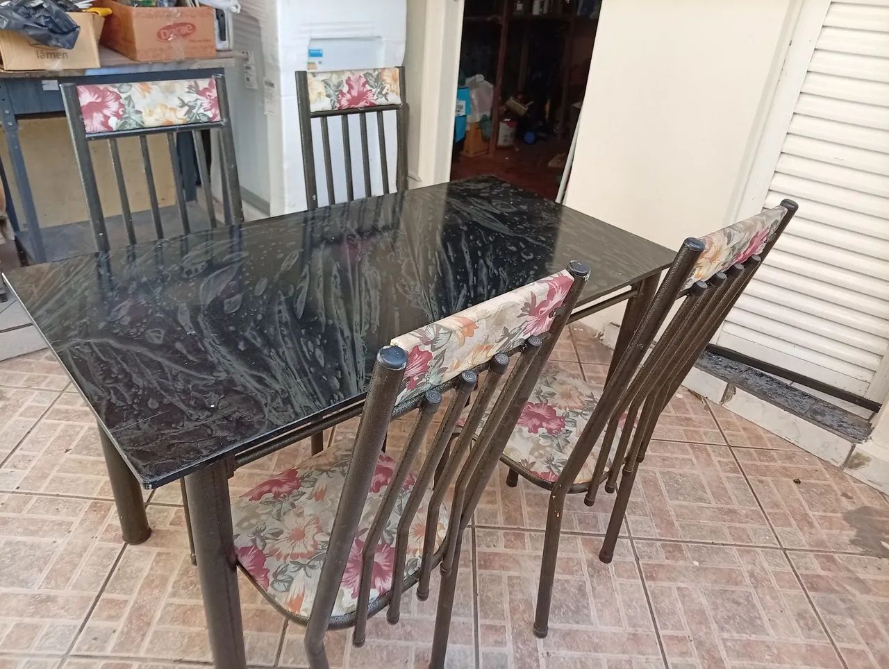 Vendo mesa com tampo de mármore com 4 cadeiras - Foto 3