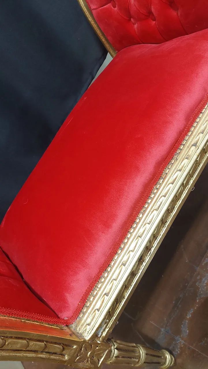 Recamier Folheado a Ouro Veludo Vermelho Decoração Madeira - Foto 4