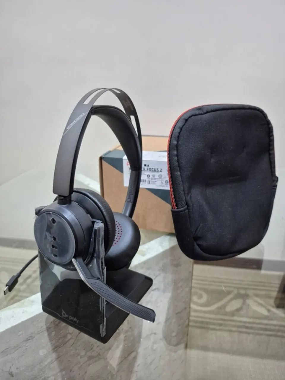 Headset Poly Voyager Focus 2 + Base (Novo) - Foto 2