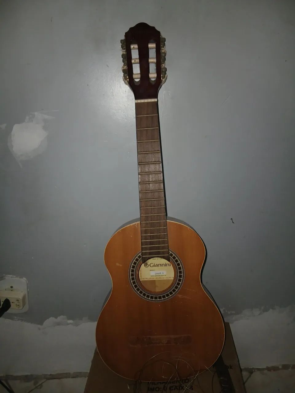 Violão quebrado 