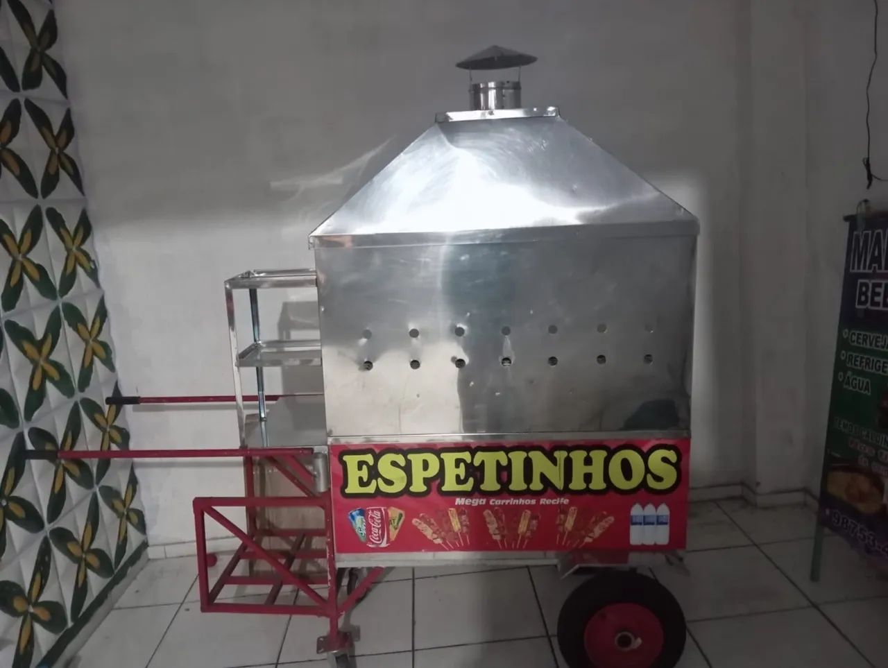 Vende-se este carrinho de espetinhos.