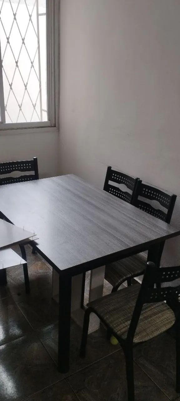 Mesa de jantar com 5 cadeiras