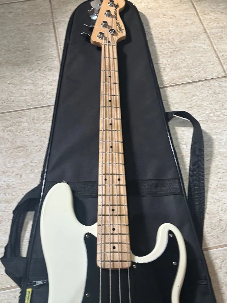 Baixo 4 Cordas Fender Squier Affinity Series® Precision Bass® PJ