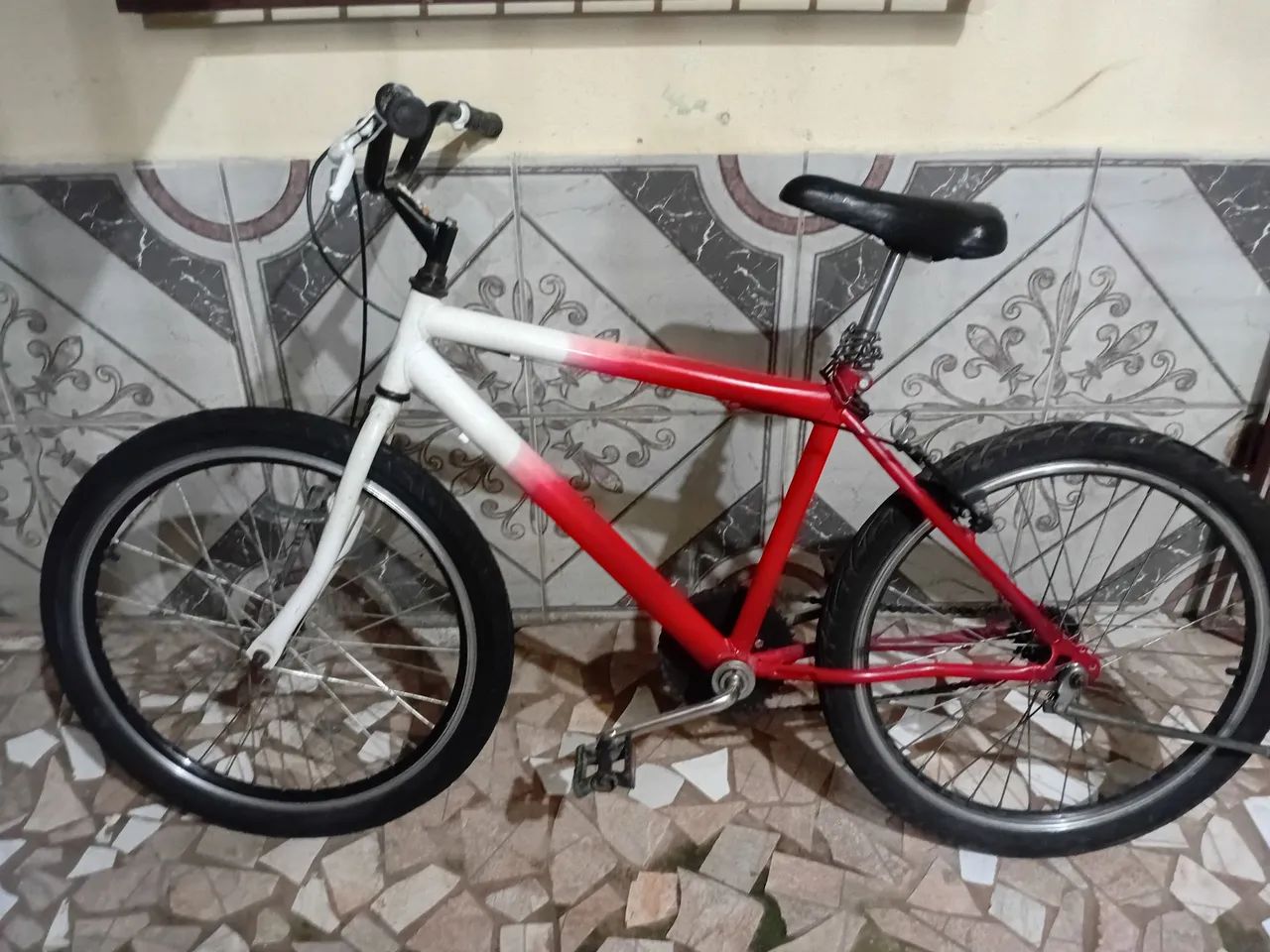 VENDO BICICLETA ARO 24 tem troca roda TRAZEIRA - Foto 2