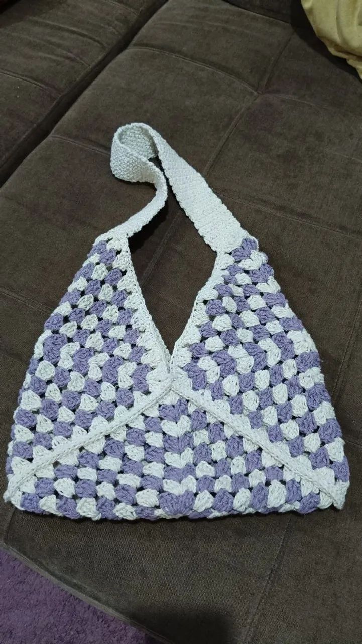 Bolsa de crochê em barbante roxa e branca