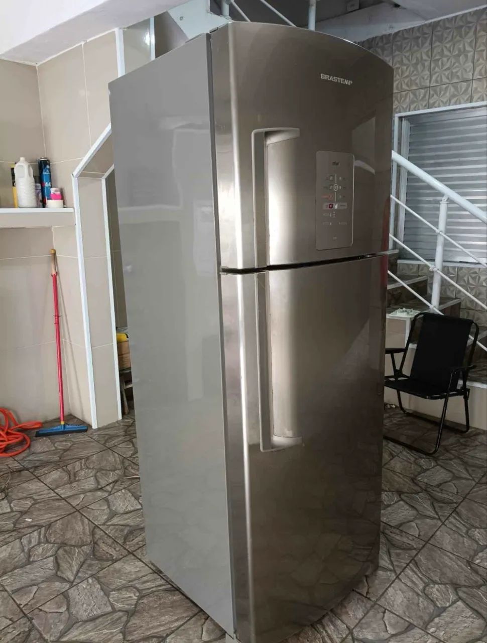 Geladeira eletrolux semi nova 