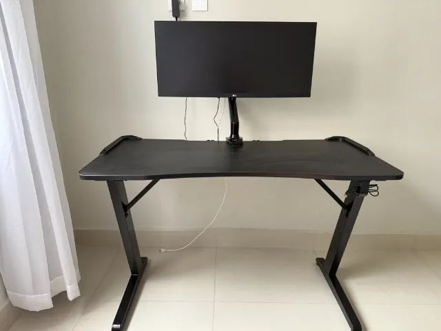 MESA GAMER COM SUPORTE E TELA
