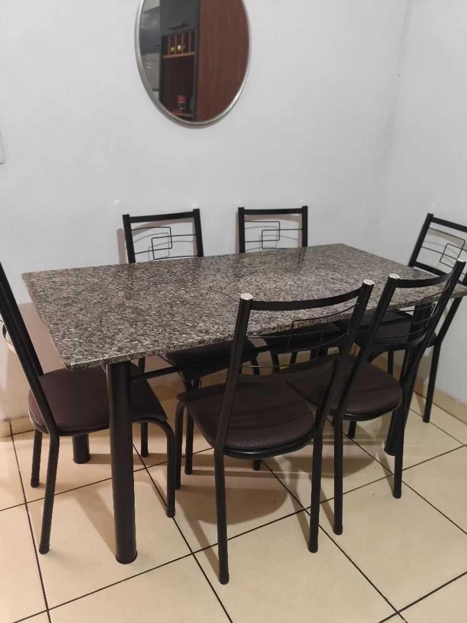 Mesa de granito com 06 cadeiras 