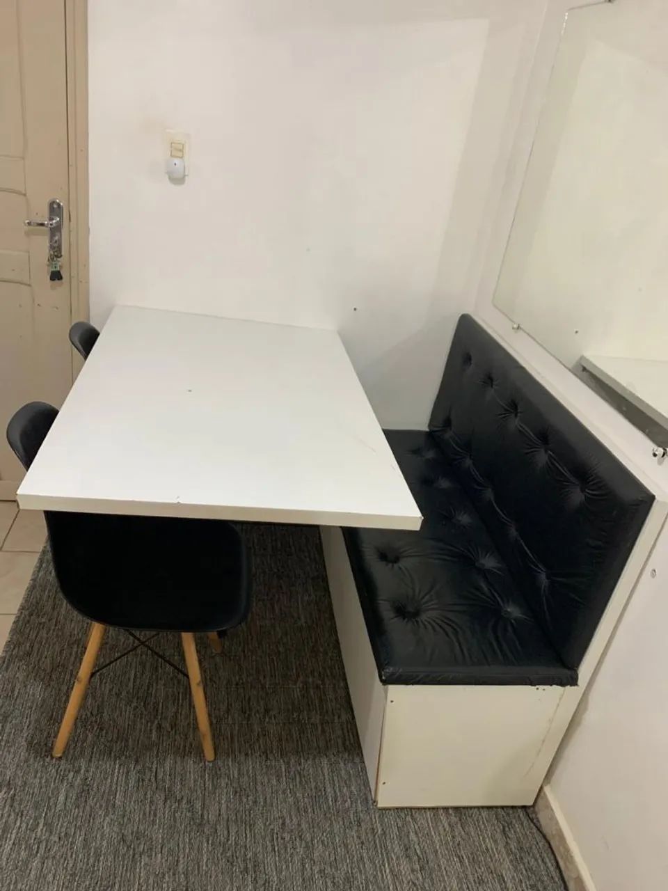Conjunto de mesa com banco e duas cadeiras