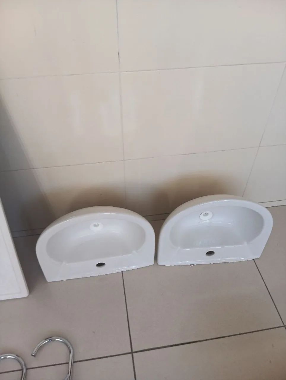 Pias para banheiro + torneiras