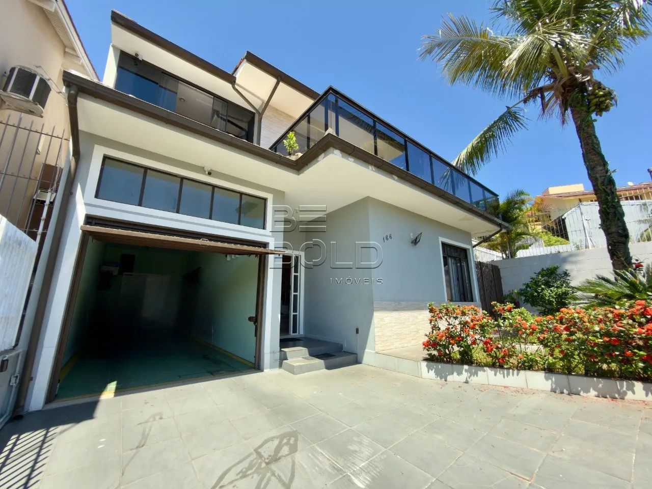 Casa com piscina e 3 suítes no Itaguaçu