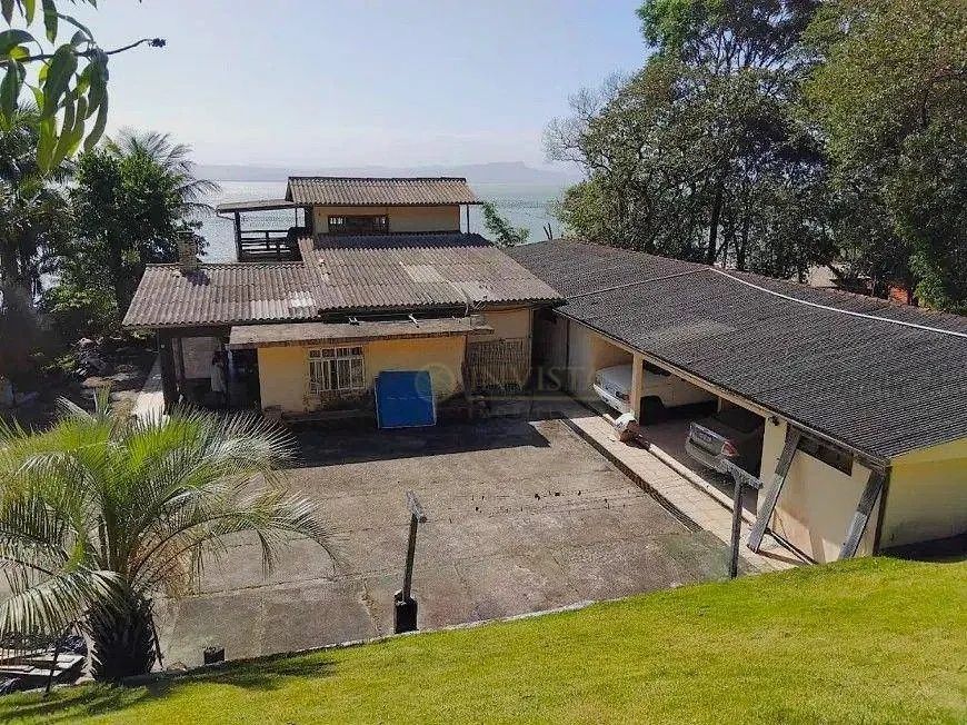 Casa com piscina e vista permanente para o Mar no Ribeirão da Ilha.