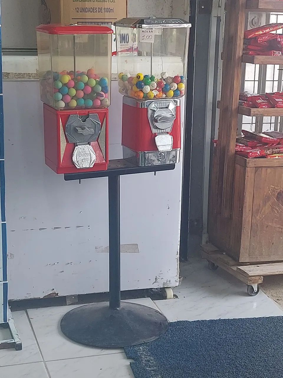 Vendo 2 máquina de bolinhas com a base completa