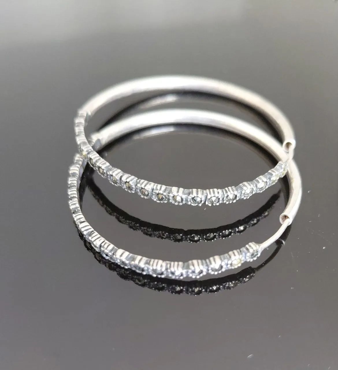 Brincos de prata com marcassita, discreta e sofisticada.