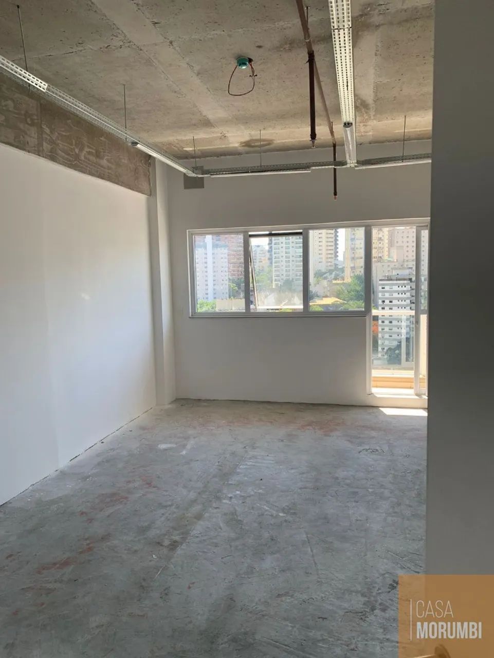 VENDA - SALA COM 42m² NA VILA ANDRADE COM 2 VAGAS.