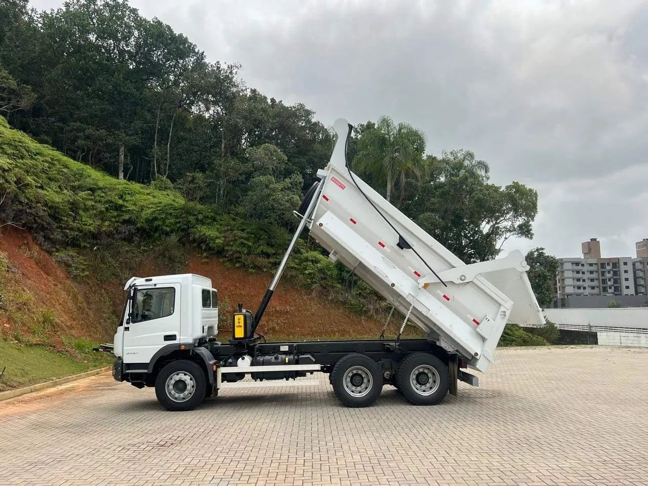 ATEGO 2730 6X4 CABINE ESTENDIDA BRANCA 2024/2025 - Foto 9