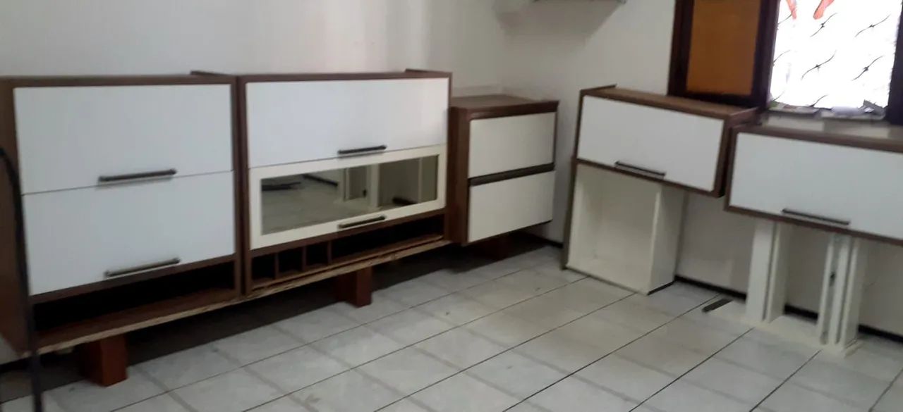 Cozinha projetada. Toda na madeira. Não acompanha bancada, forno, e fogão.  - Foto 4