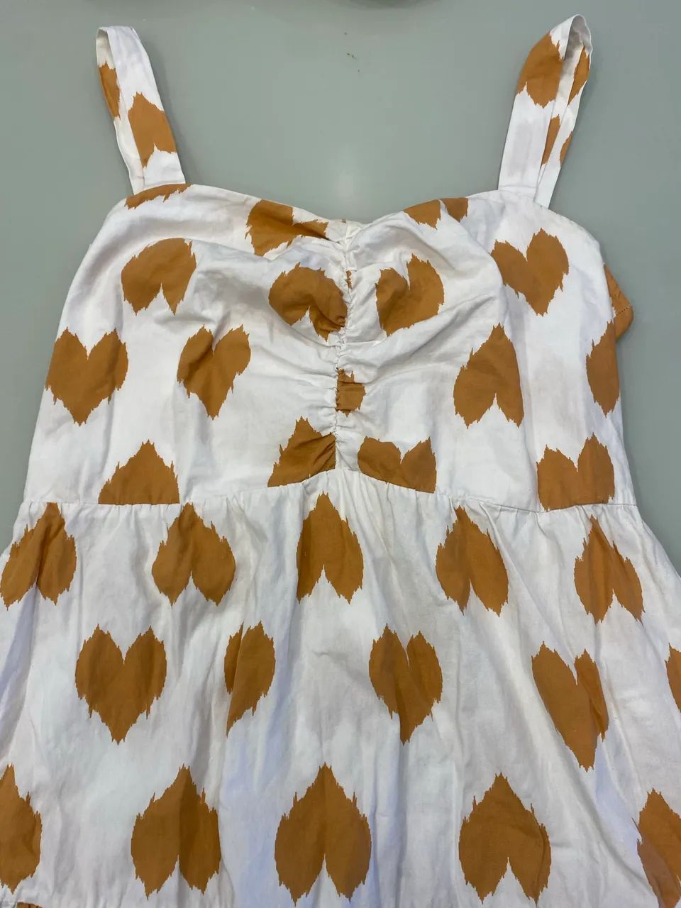 Vestido branco com corações marrons  - Foto 4