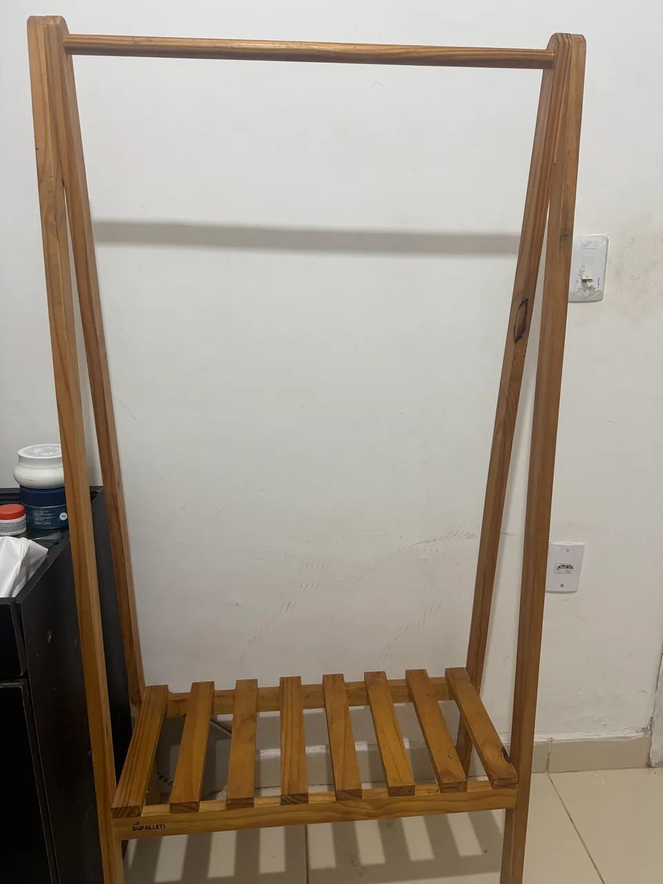     Arara de roupas de madeira - Foto 3