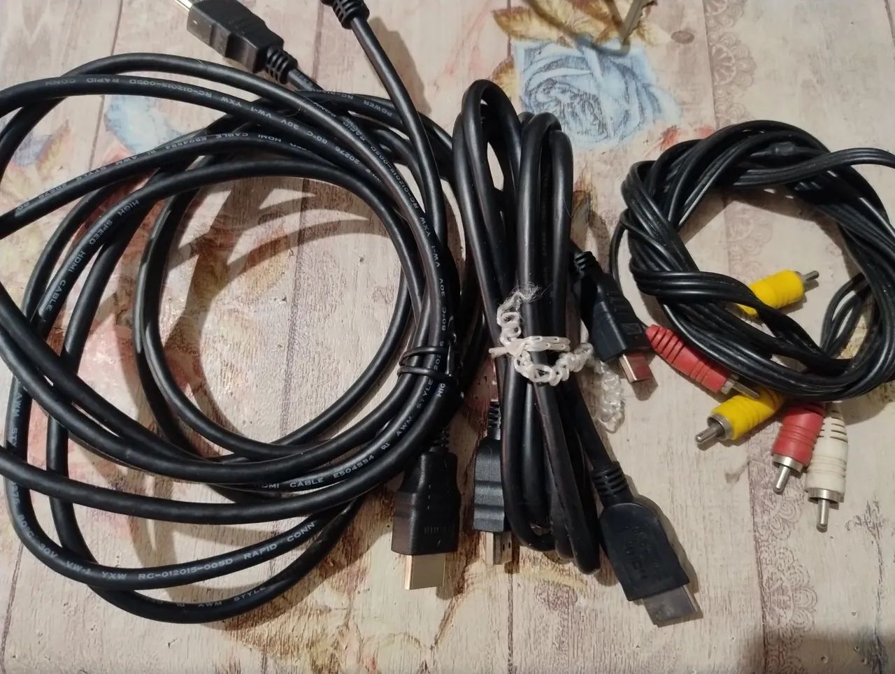 Três cabos HDMI + 1 áudio e vídeo 