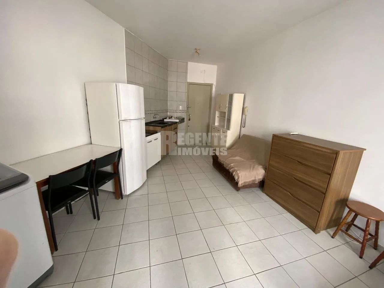 Excelente Kitnet com 1 dormitório no bairro Carvoeira próximo a UFSC!