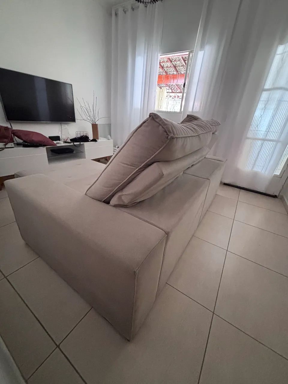 Sofá Retrátil 4 Lugares + Rack de Sala em Ótimo Estado - Foto 4