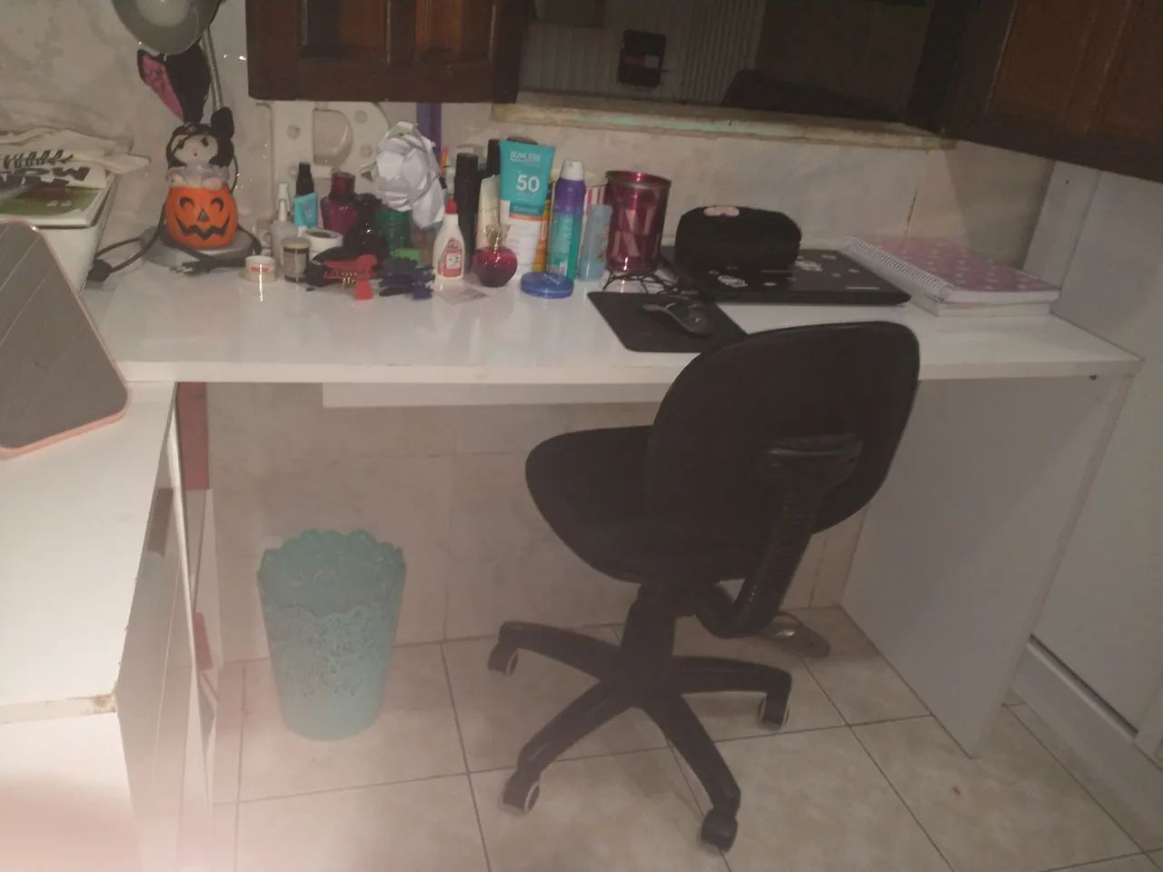Vendo escrivaninha branca - Foto 2