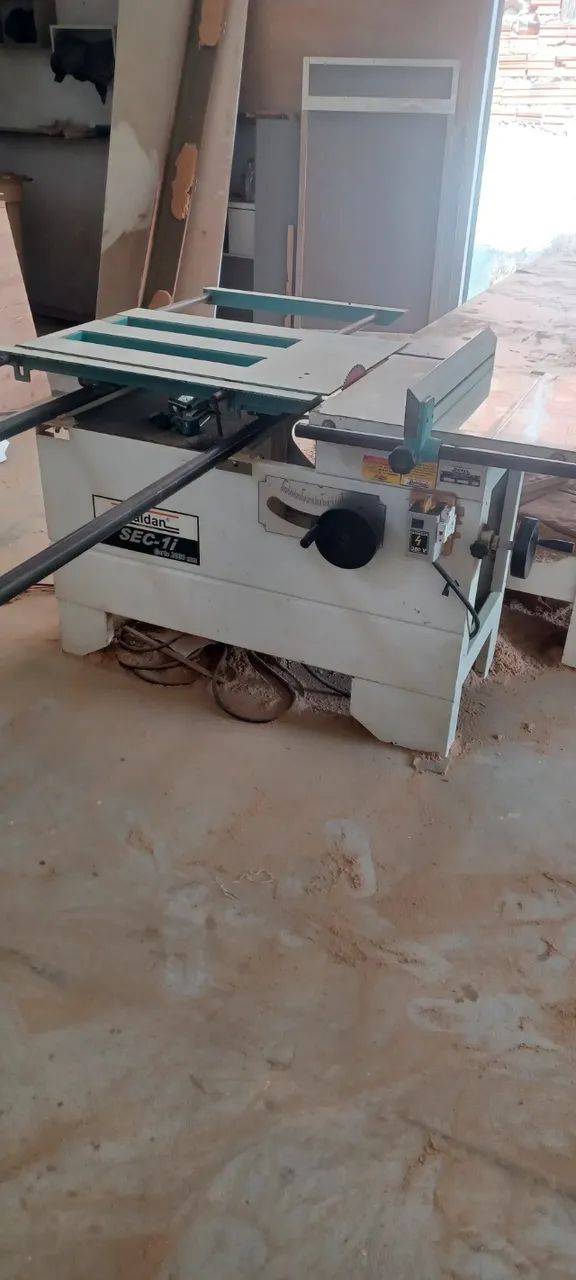 Serra esquadrejadeira Sec1 Baldan Trifásico e eixo inclinável 