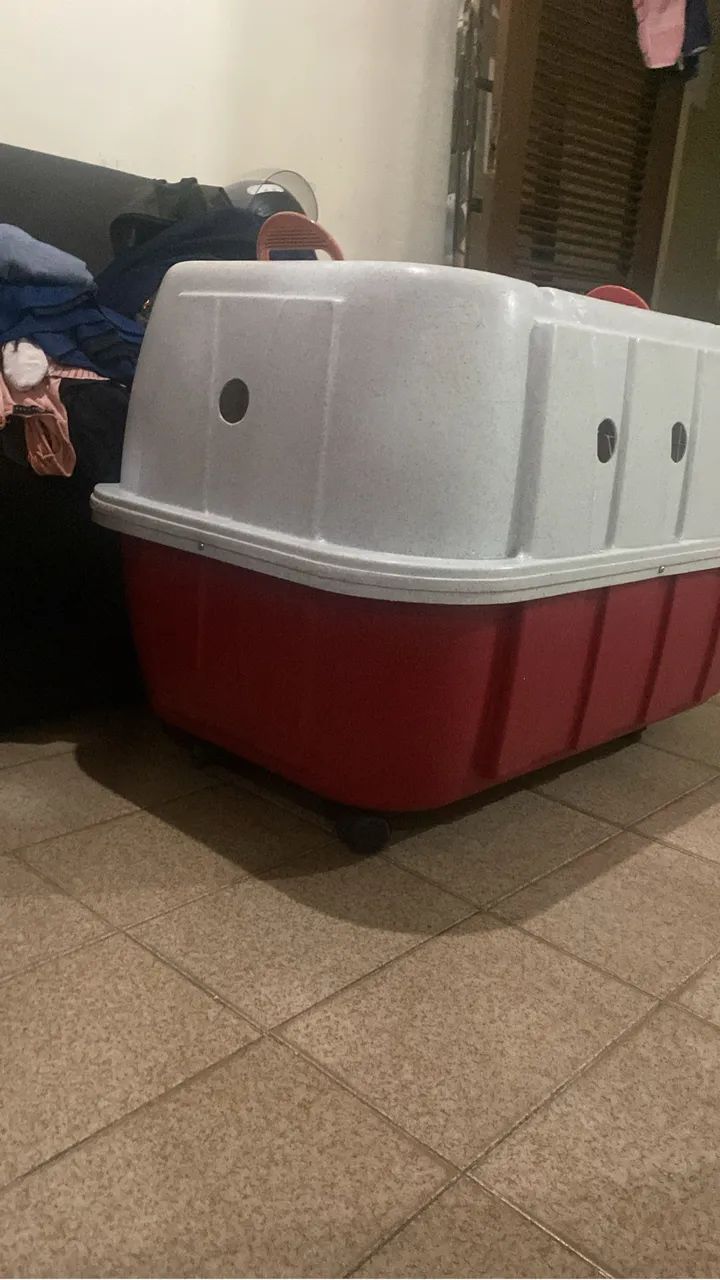 Vendo caixa pet bem espaçosa e com rodinhas. - Foto 2