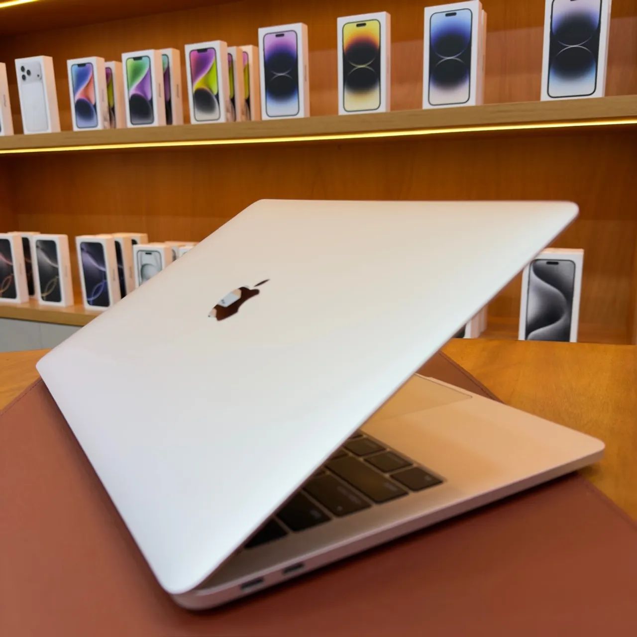 MACBOOK PRO i5 PRATEADO 13 POL. 8GB | 256GB - Foto 2