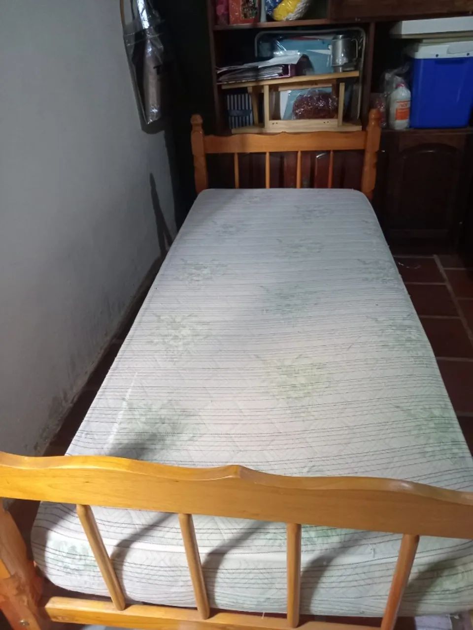 Cama solteiro com colchão (usados)
