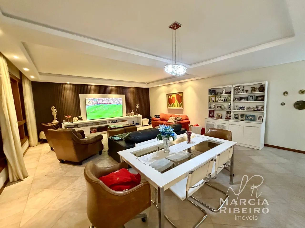 Casa com 4 Suítes na Trindade