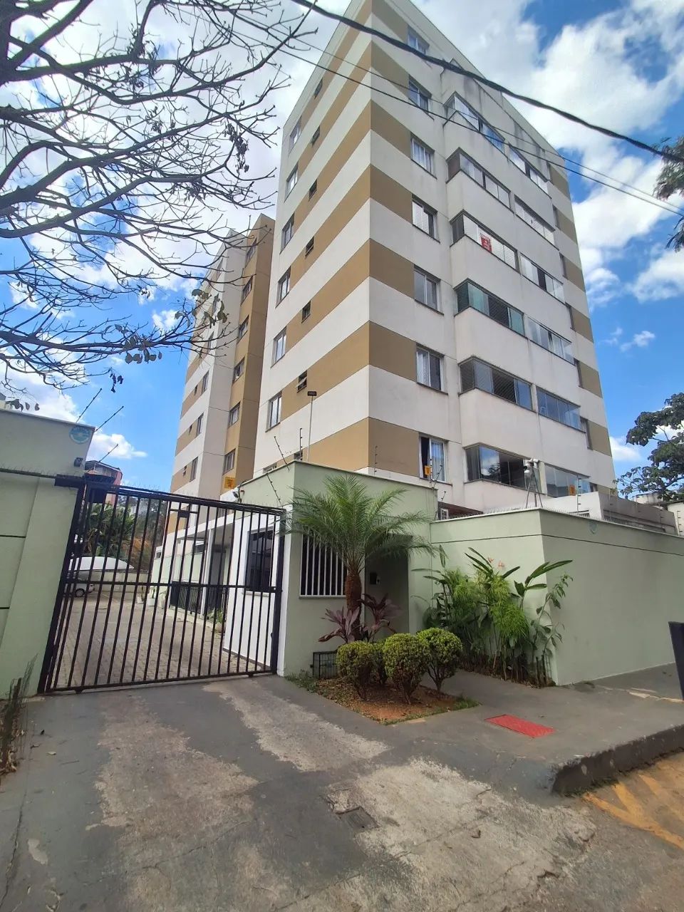 Apartamento em Prédio Individual | 2 Quartos com Armários | Varanda Gourmet com Churrasque