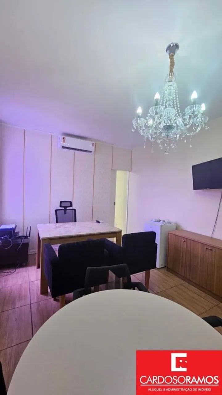 Sala decorada e mobiliada com 25m², banheiro, subdividida em dois ambientes sendo, uma sal - Foto 3