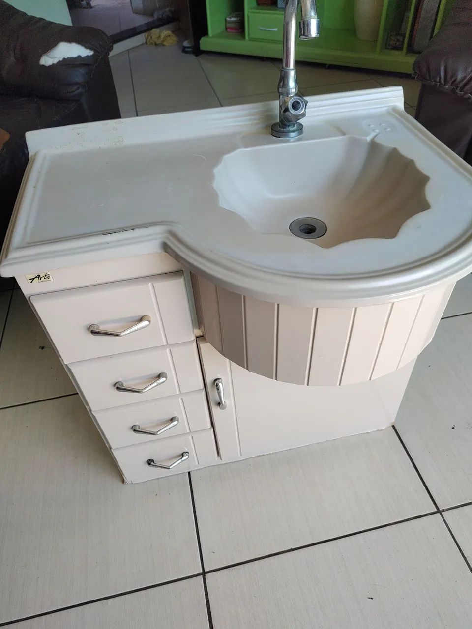 Gabinete de banheiro completo com torneira