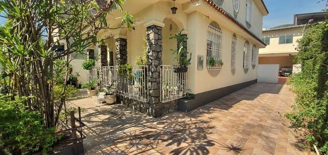 Belíssima Casa duplex com 4 qtos piscina churrasqueira anexo e 6 vagas