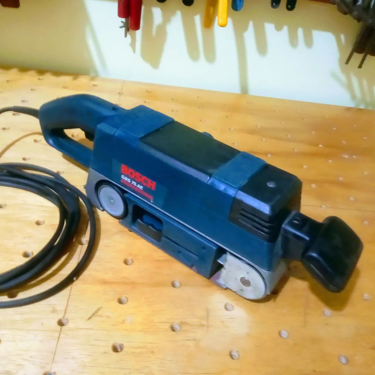 Lixadeira de cinta bosch gbs 75 ae leia o anúncio.