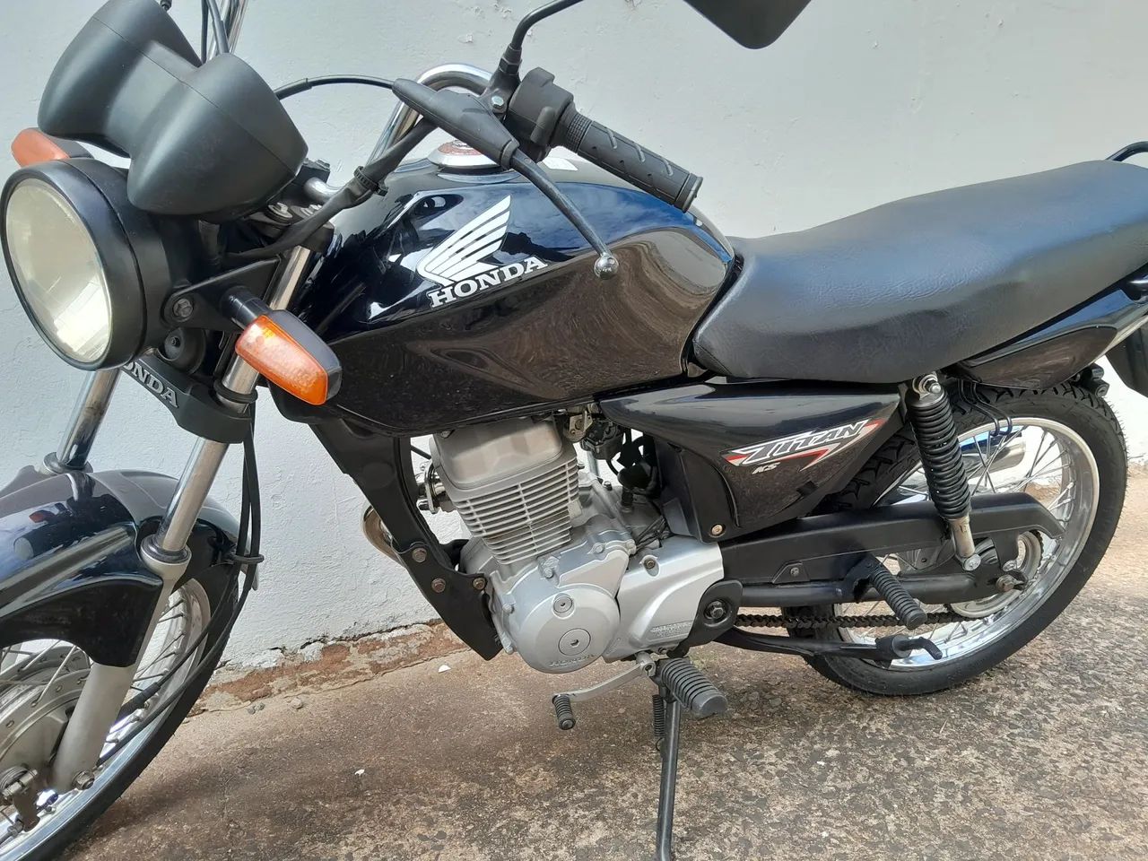 Vendo moto titan 150ks IPVA pago 2024,tudo 0k só transferir. 
