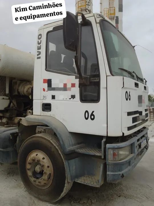 Caminhão traçado 6x4 Iveco 260e25 ano 2011 - Foto 2