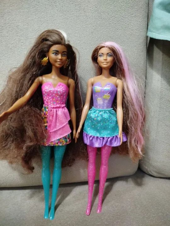 Duas bonecas Barbie com roupas e acessórios