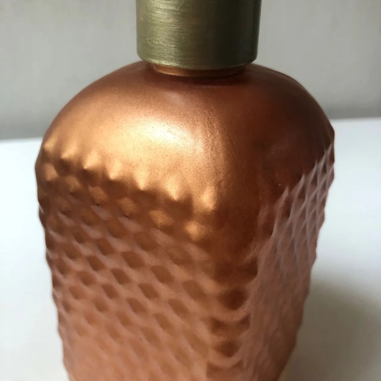 Porta sabonete líquido em vidro texturizado cobre e dourado - Foto 3