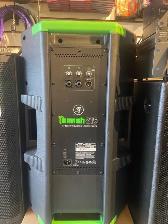 Caixa De Som Mackie Ativa Thrash 215 Preta 110v 1300w - Foto 3