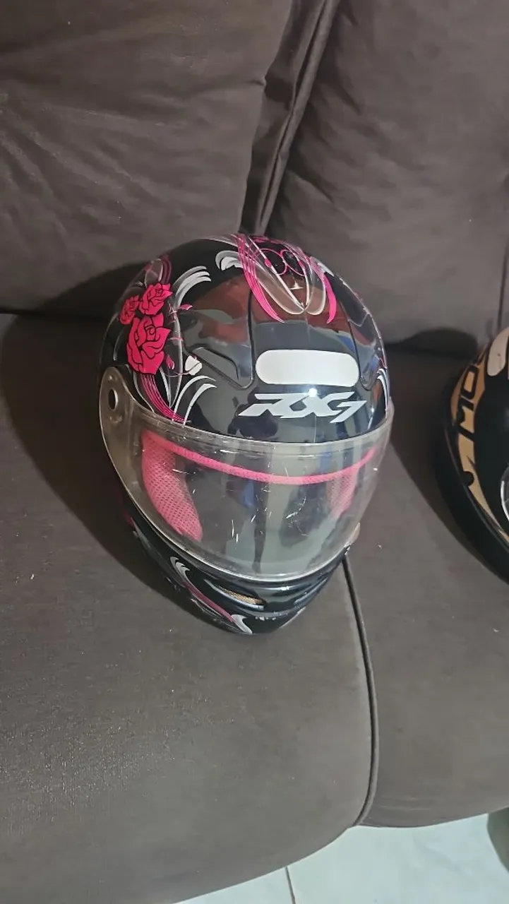 Capacete de moto com design floral