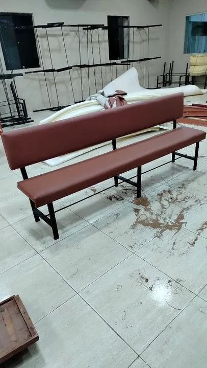 Banco de madeira com assento estofado. Deixamos sua igreja assim bem confortável.o