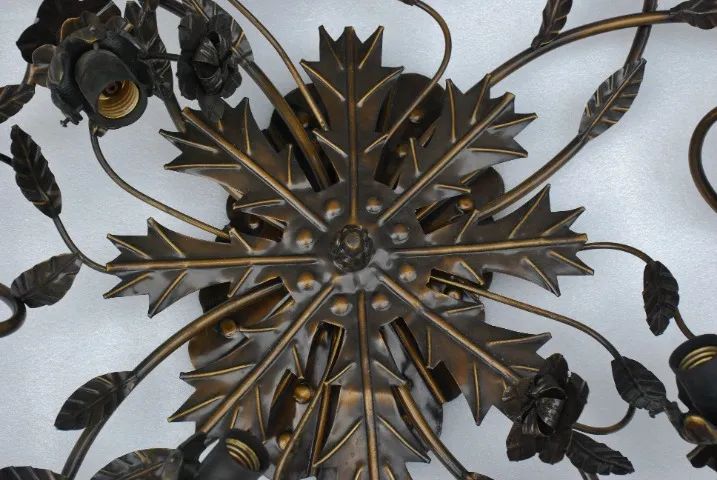 lustre de bronze e metal , 8 bocais , desenho folhas e petalas . - Foto 5