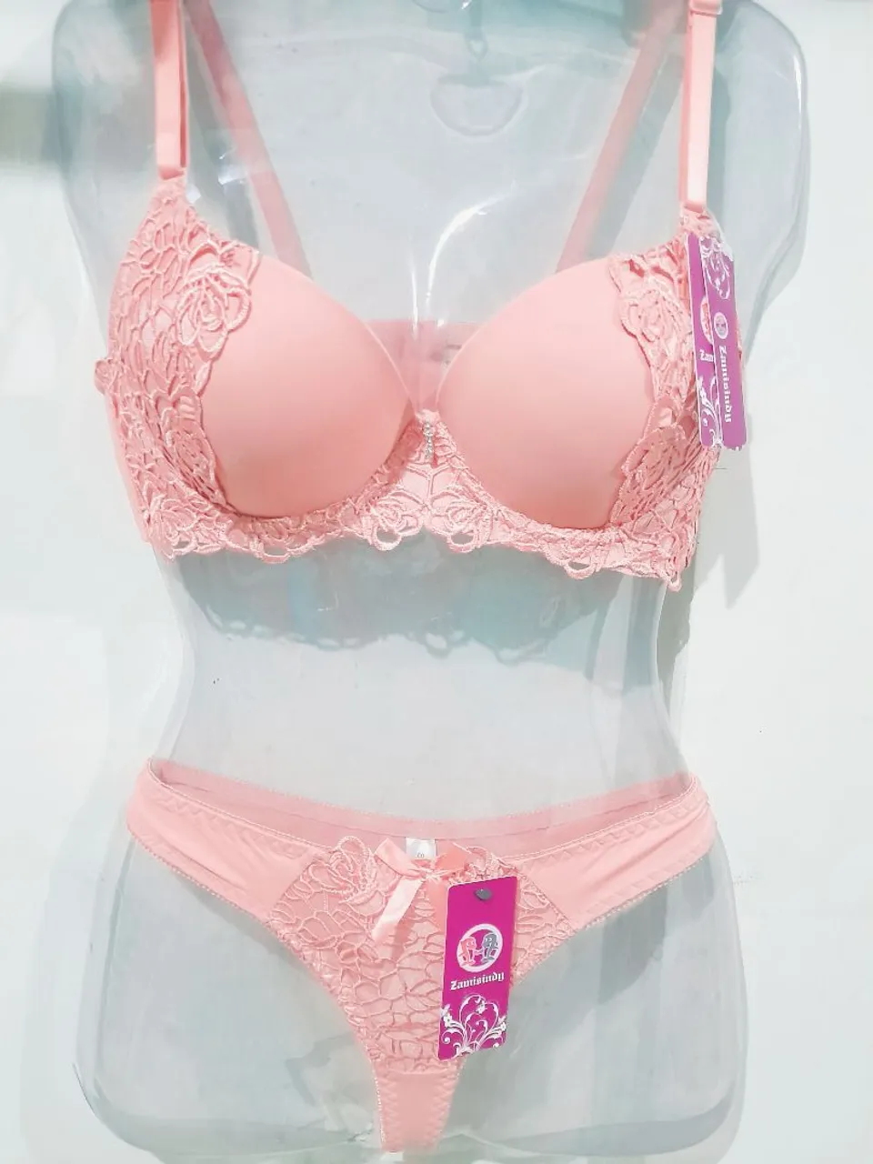Conjunto de lingerie rosa com renda