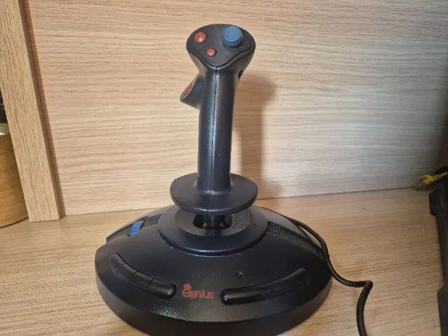 Controle Retrô - Joystick Flight2000 Genius