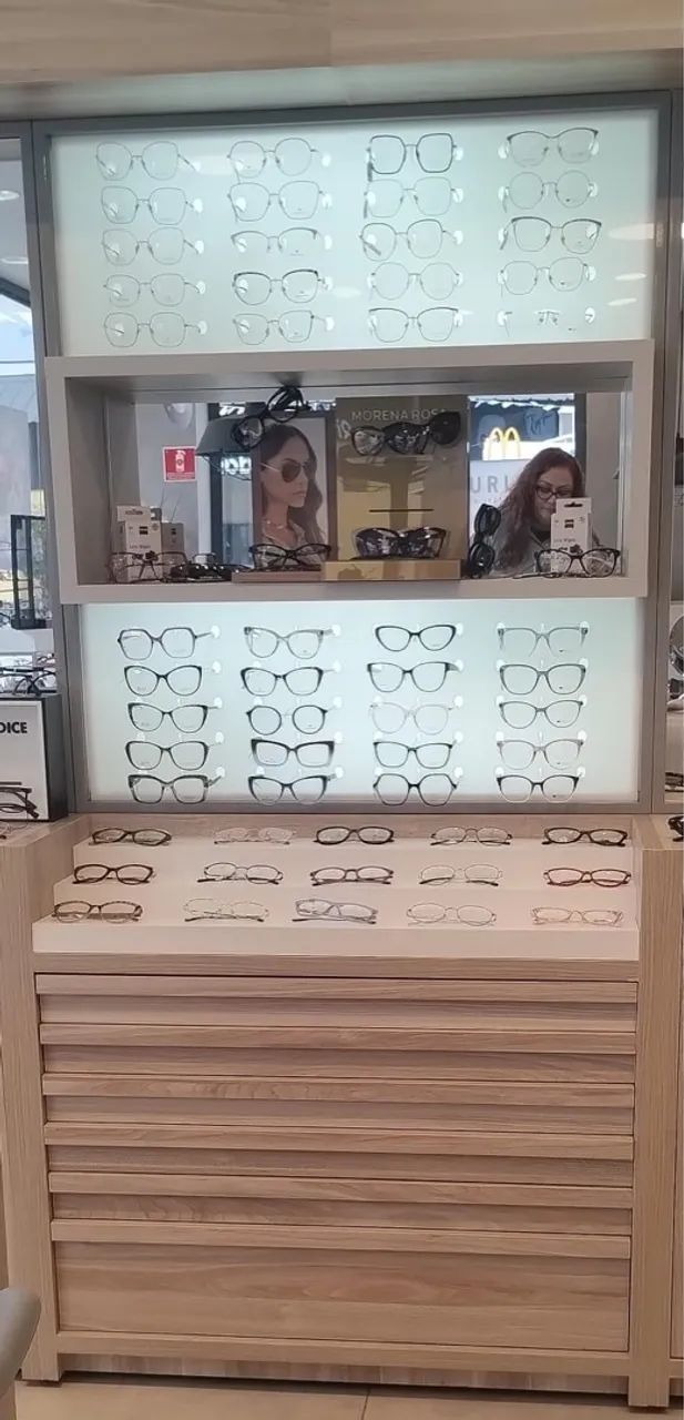 Expositor de Óculos Amadeirado com Design Moderno